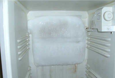 【冰箱冷藏室结冰的原因是什么】冰箱冷藏室结冰的怎么办